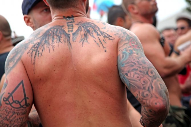 Las alas quemadas simbolizan a los ángeles caídos