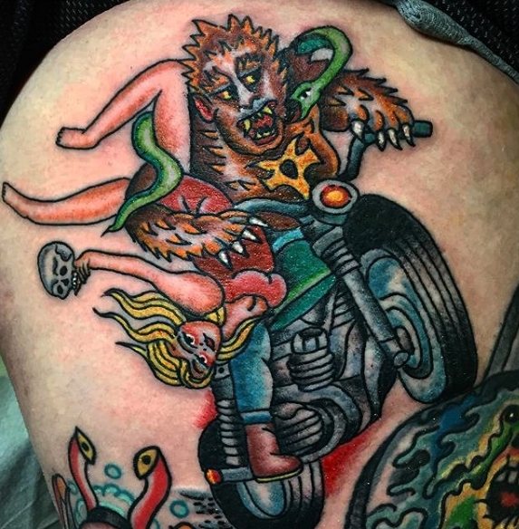 Loup-garou sur une moto en couleur