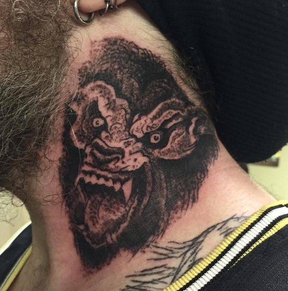 Loup-garou sur le cou d'un homme, tatouage