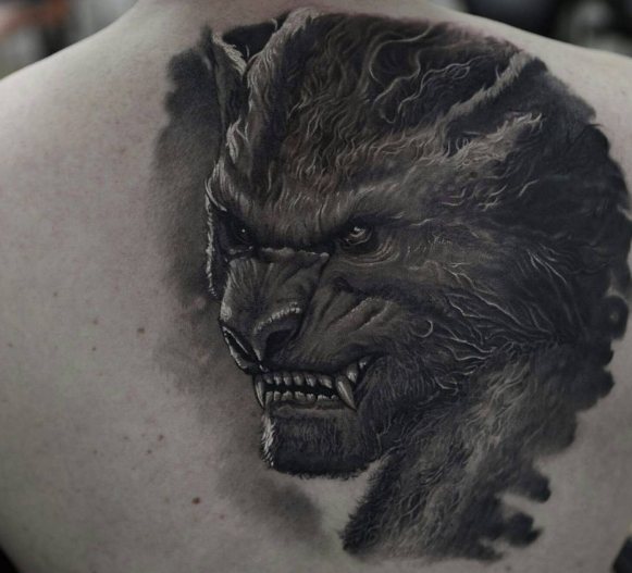 Un homme au dos d'un tatouage de loup-garou