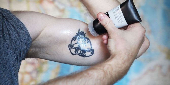 Ošetření čerstvého tetování