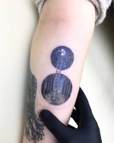 Tatuaggio figurativo con scale