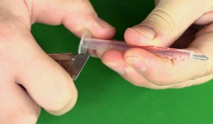 Coupe de l'embout de la seringue