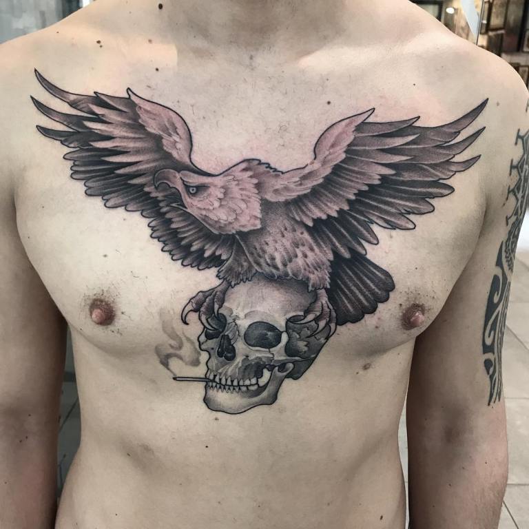 Orel s lebkou na hrudi