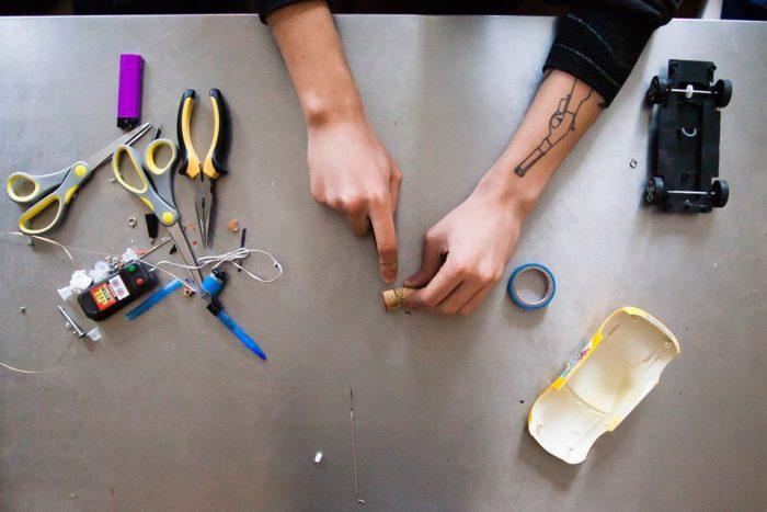 Un morceau de la fiche est coupé