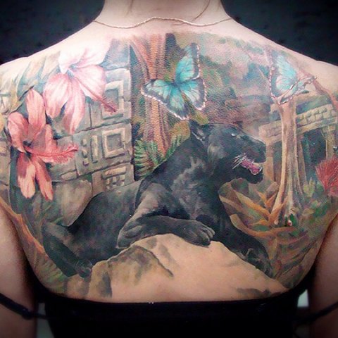 Pantera descansando en la selva