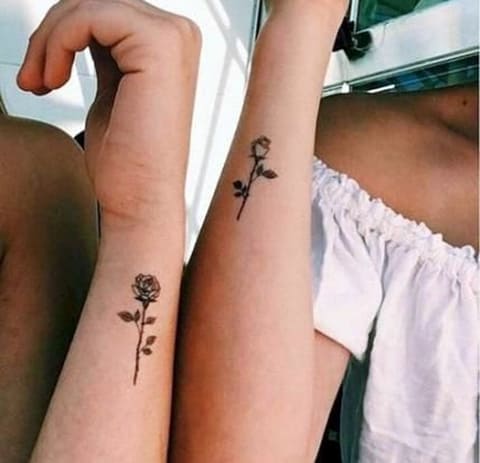 Ein gepaartes Handgelenktattoo