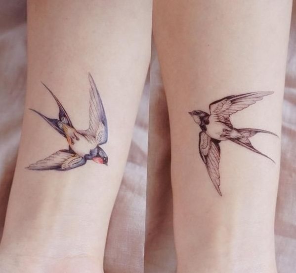 Tatouage d'hirondelles en couple - féminin et beau