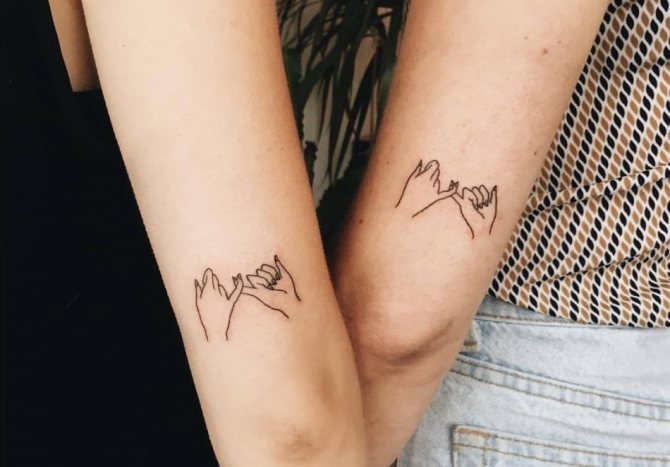 Tatouage par paire avec des petits doigts