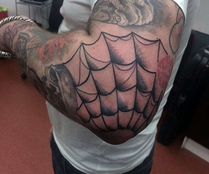 Toile d'araignée sur le coude d'un homme