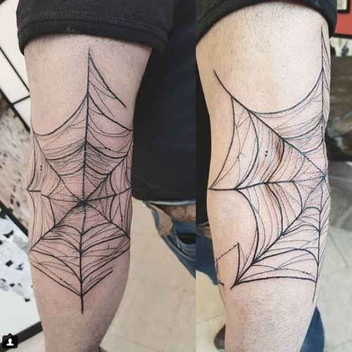 Tatouage de toile d'araignée sur le coude