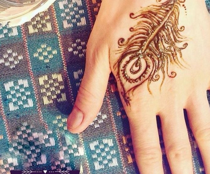 Plume de paon sur mehendi