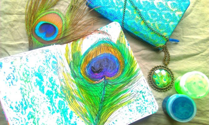 Les plumes de paon ne sont pas souhaitées dans la maison.