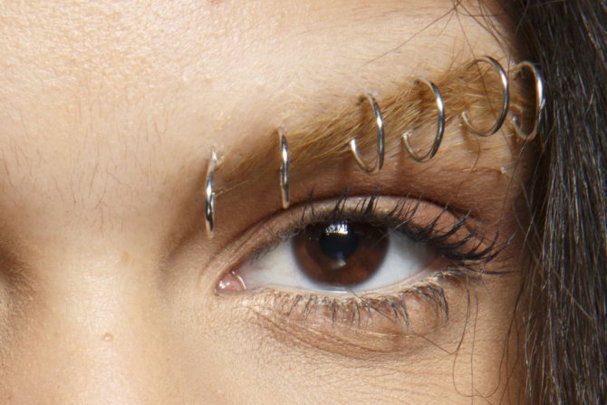 пиърсинг на вежди