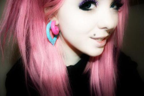 Piercing à la lèvre de Monroe