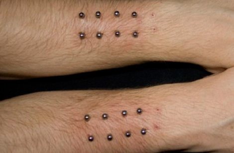 photos de piercing à la main