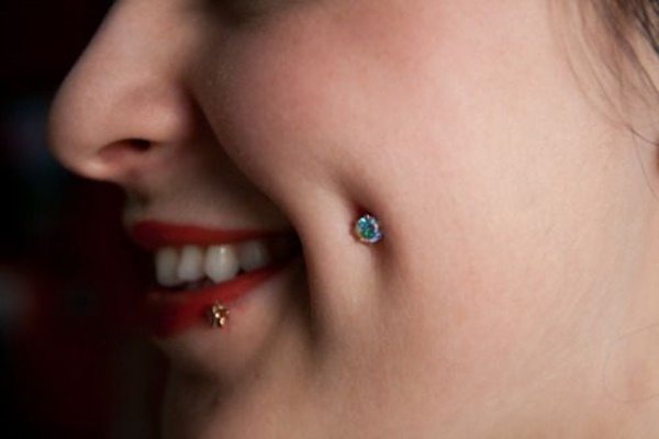 Piercing do lícního důlku. Obrázek, typy, názvy