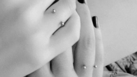 photo de piercing au doigt