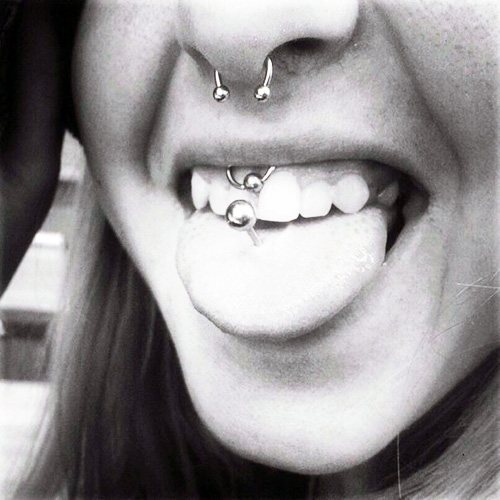 Σκουλαρίκι κάτω από το άνω χείλος (χαμόγελο) στο frenulum. Φωτογραφίες, συνέπειες, κριτικές
