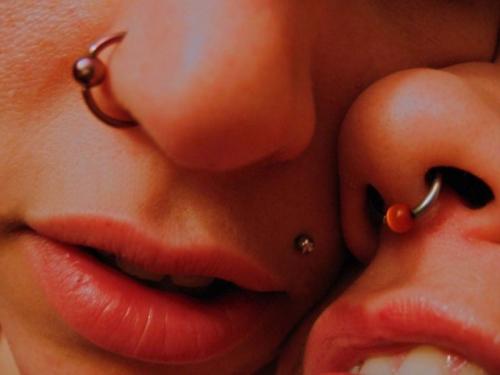 Un piercing au septum, comment le cacher. Comment cacher un piercing