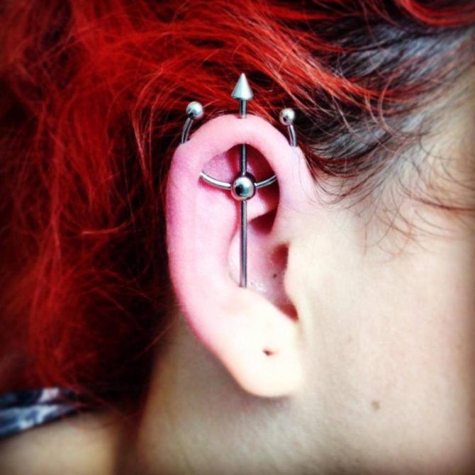 Průmyslový piercing hlavy: cvoček se třemi otvory