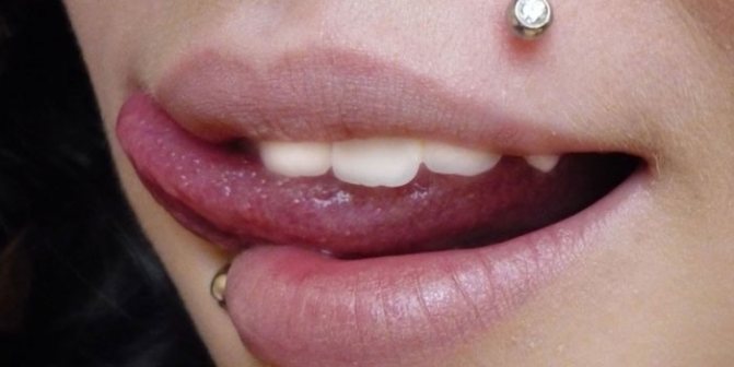 Piercings en el labio superior e inferior de una niña