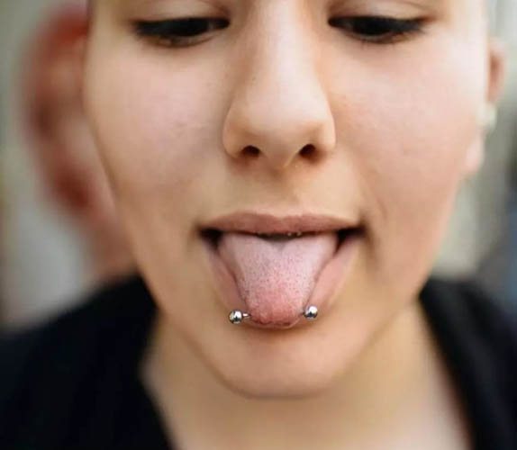 Piercing de la langue barbell. Photo, que choisir, la taille de la décoration, l'entretien