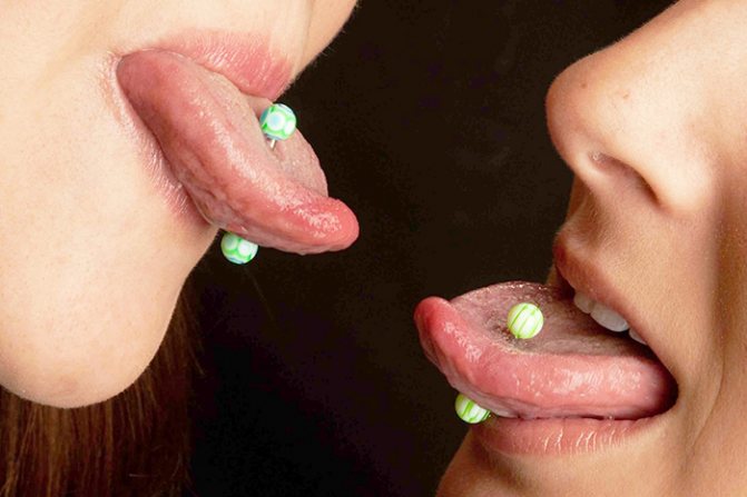 Tige de perçage de la langue. Photo, que choisir, taille des bijoux, entretien