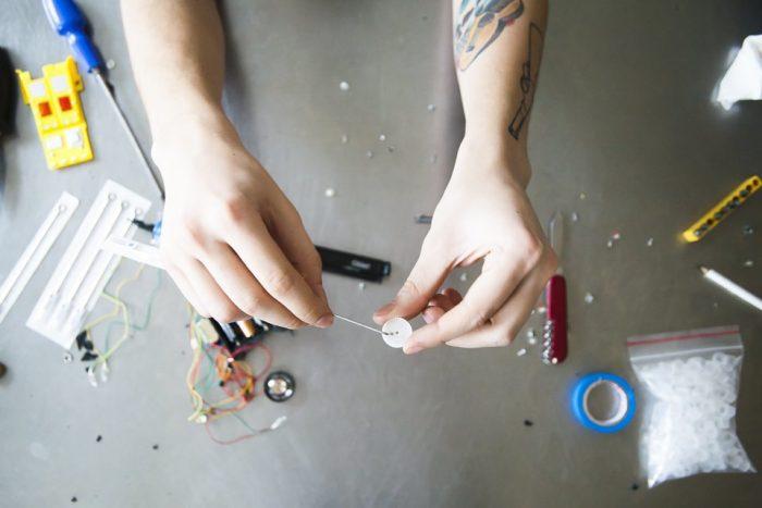 Le pignon en plastique n'est pas une bonne idée.