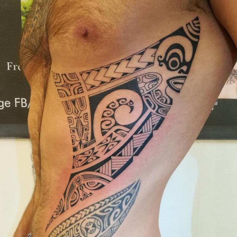 Tatouage tribal sur le côté