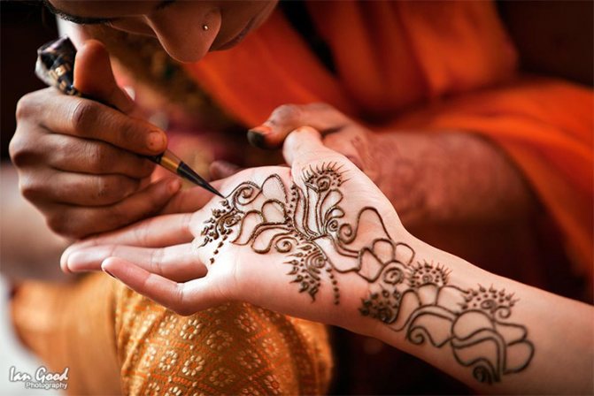 Una selección de las mejores impresiones de manos con henna con denominaciones
