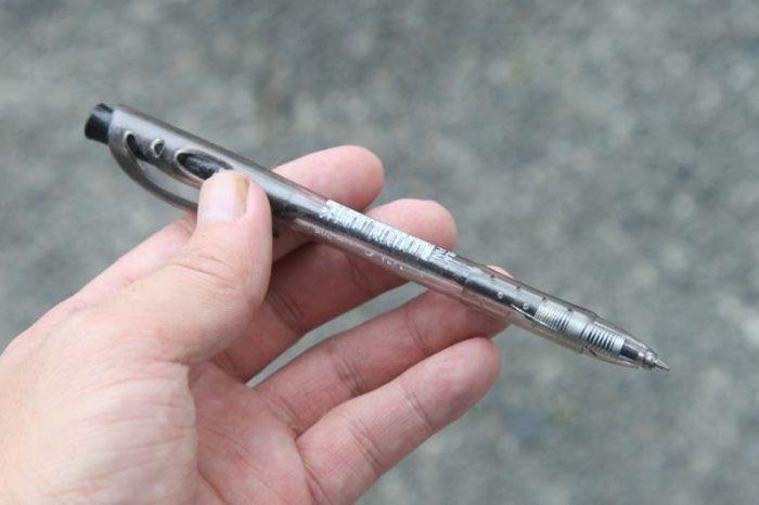 Un stylo à bille fera l'affaire.