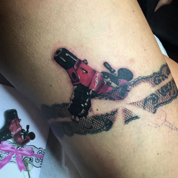 Jarretière tatouée avec machine à tatouer