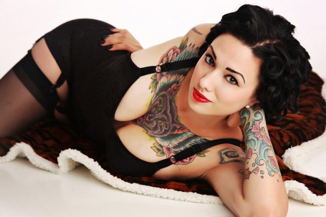 fille pleine avec un tatouage