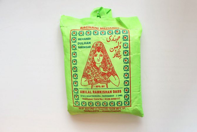 Preparación de la henna para el mehendi