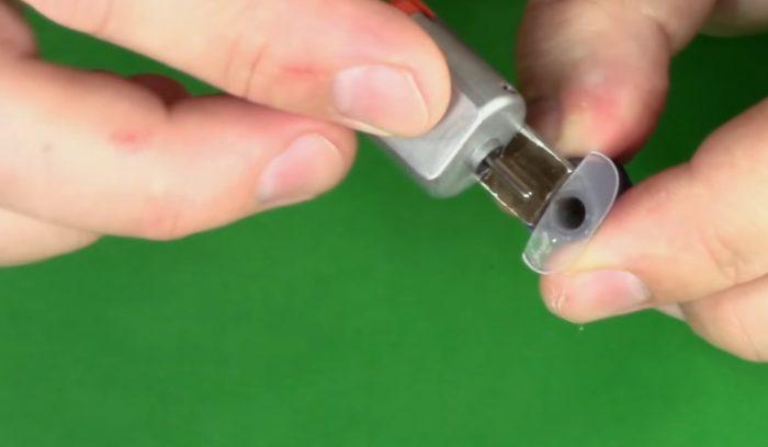 Le moteur électrique est collé