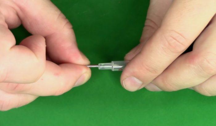 La pointe du stylo est collée