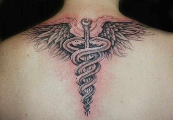Esempio di tatuaggio con il simbolo della vita (caduceo)