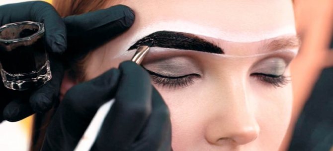 Procédé de teinture des sourcils