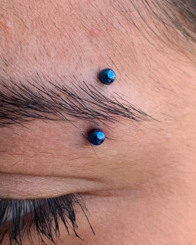 眉毛ピアス写真