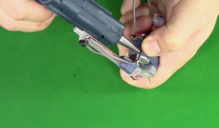 Les extrémités du fil sont également collées au bouton.