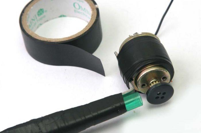 Bouton collé au pignon