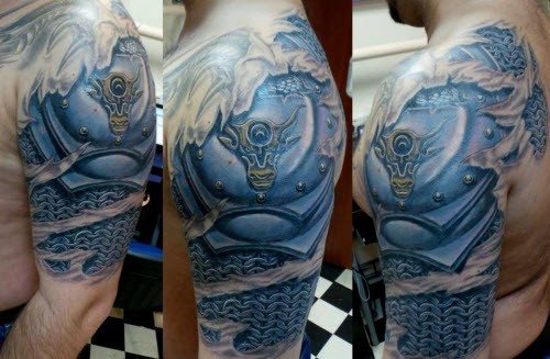 Tatouage d'une armure multicolore