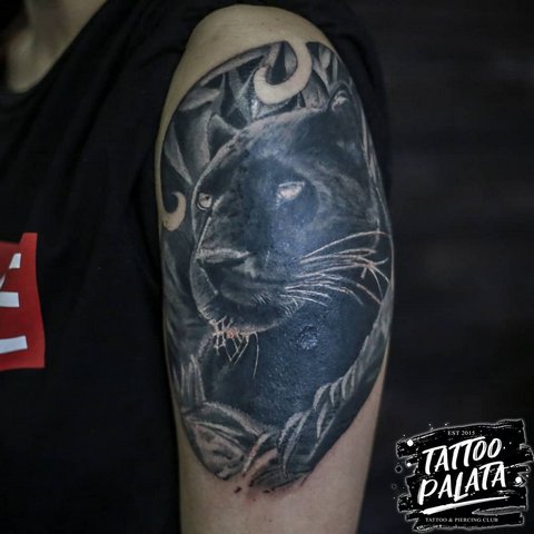 Tatuaje de pantera realista en el hombro