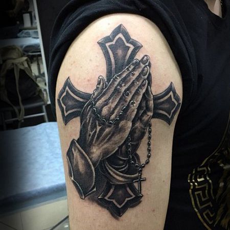 Tatouages religieux avec croix