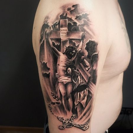 Tatouages religieux avec croix