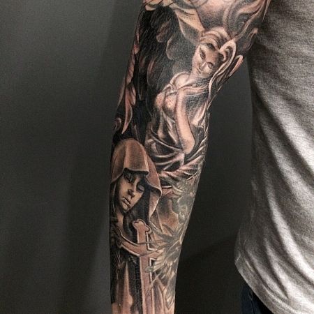 Tatouages religieux avec croix