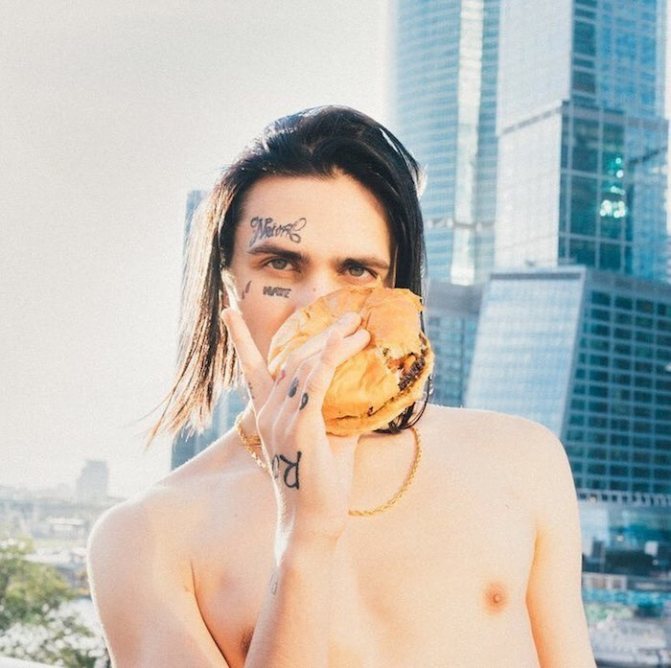 cara de rapero con una hamburguesa