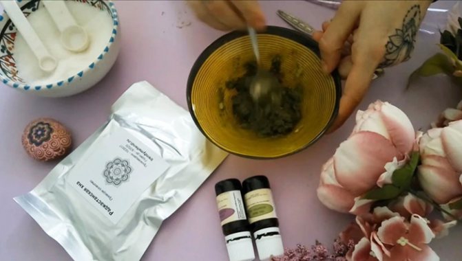 Des dessins au henné sur le poignet. Des croquis faciles pour les débutants