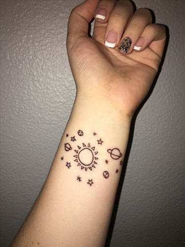 Un dessin au henné sur le poignet. Des croquis faciles pour les débutants